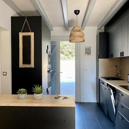 Holiday home Maison Avec Terrasse Et Piscine Privee Proche - Fr-1-336-139